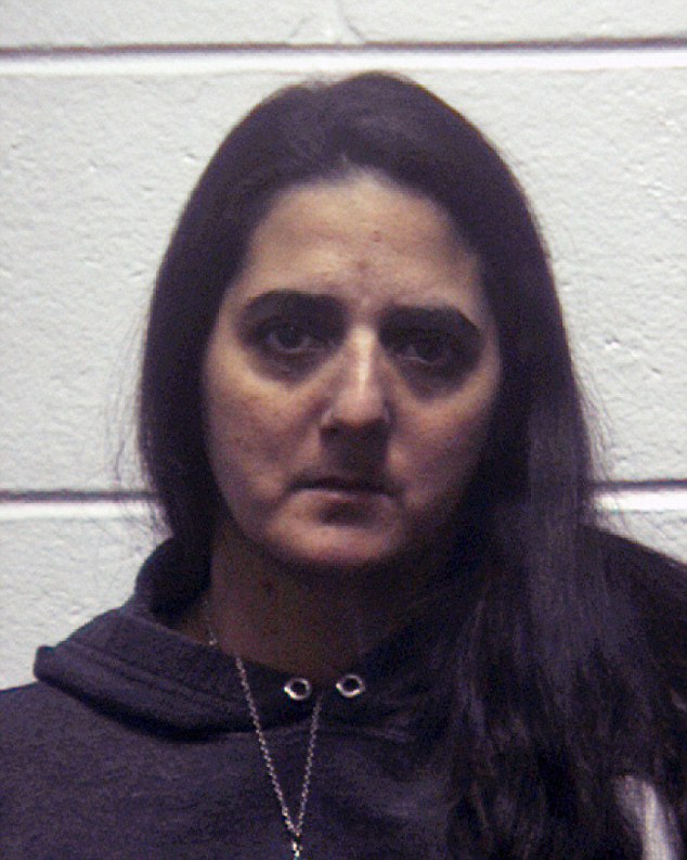 Έβαζε τον άντρα της να βιάζει την κόρη της