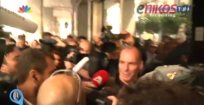 Οι δημοσιογράφοι “έπνιξαν” τον Βαρουφάκη- ΒΙΝΤΕΟ