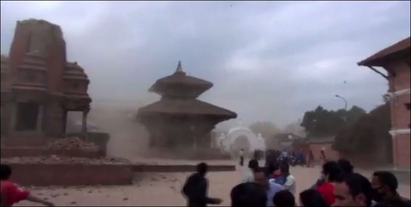 Ιστορικά μνημεία καταστρέφονται από το σεισμό στο Νεπάλ – ΒΙΝΤΕΟ