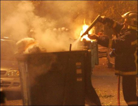 Μετά τον… Ιούδα έκαψαν και τους κάδους
