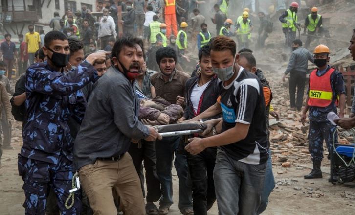Ξεπέρασαν τους 2.200 οι νεκροί από το φονικό σεισμό στο Νεπάλ