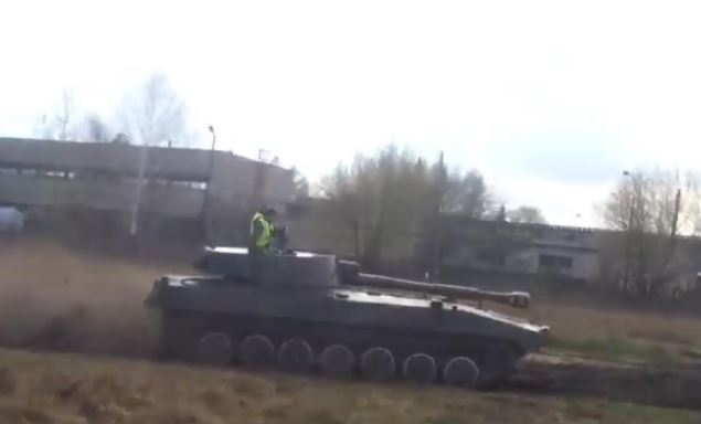 Κόντρα με άρματα μάχης – ΒΙΝΤΕΟ