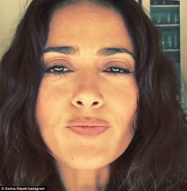 Η στιγμή που η Σάλμα Χάγιεκ τρώει ένα… τριζόνι – ΒΙΝΤΕΟ