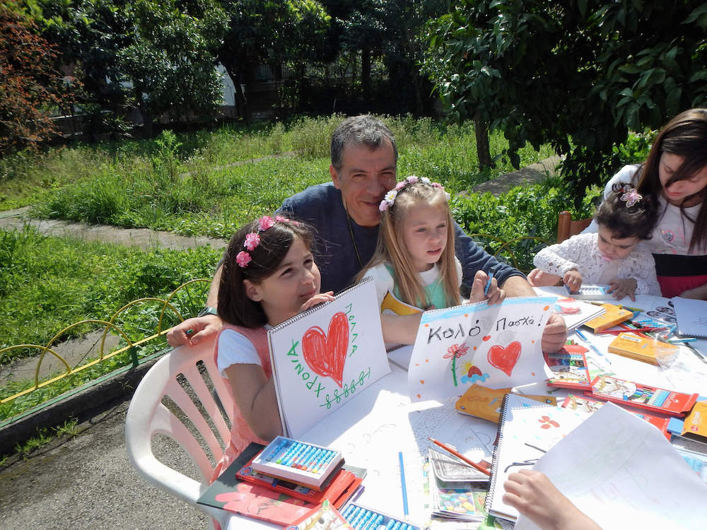 Στο Ορφανοτροφείο Θηλέων Λαμίας ο Θεοδωράκης – ΦΩΤΟ