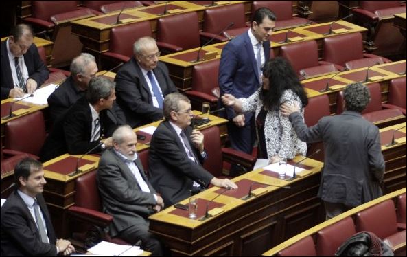 Παραλίγο να πιαστούν στα χέρια Βαγενά-Λοβέρδος – ΦΩΤΟ