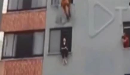 Πυροσβέστης σώζει γυναίκα την τελευταία στιγμή – ΒΙΝΤΕΟ