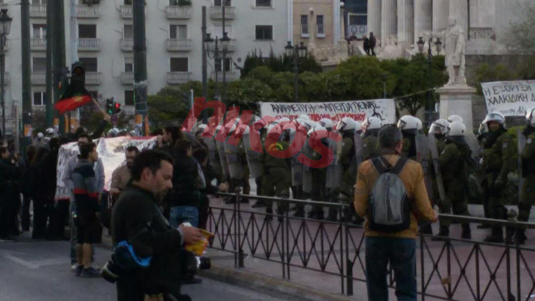 Ισχυρές δυνάμεις των ΜΑΤ στα Προπύλαια – ΦΩΤΟ