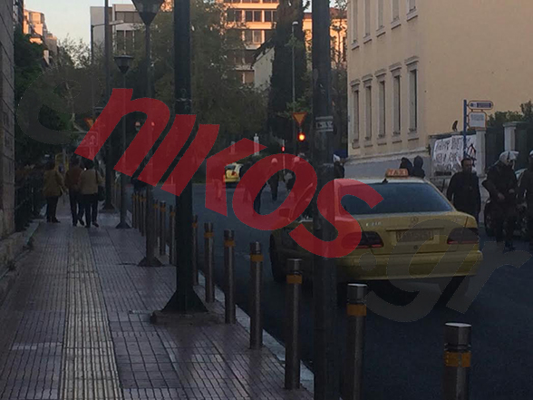 Νέες προσαγωγές έξω από την Πρυτανεία – ΦΩΤΟ – ΤΩΡΑ