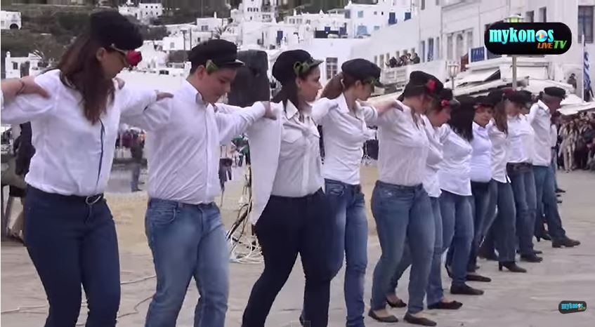 150 άτομα χόρεψαν χασάπικο στον Γυαλό Μυκόνου – ΒΙΝΤΕΟ