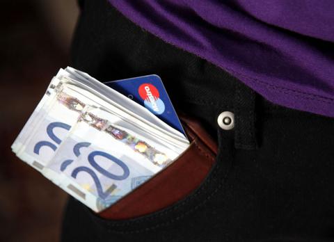 Απάτη με προπληρωμένες κάρτες για διαδικτυακές αγορές