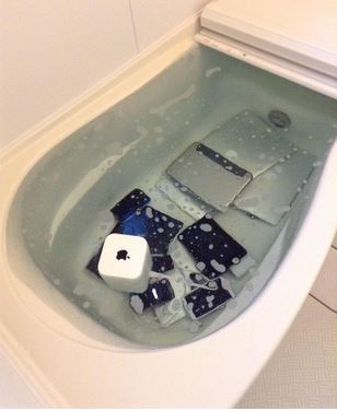 Τον εκδικήθηκε πετώντας όλη του τη συλλογή της Apple στην μπανιέρα – ΦΩΤΟ