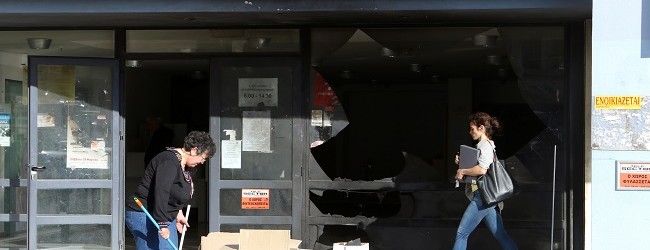 Επίθεση με γκαζάκια στην εφορία Ηρακλείου – ΦΩΤΟ