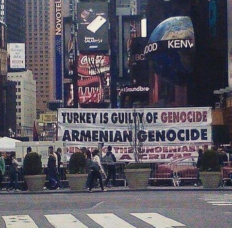 Πανό για τη γενοκτονία των Αρμενίων στη Νέα Υόρκη – ΦΩΤΟ