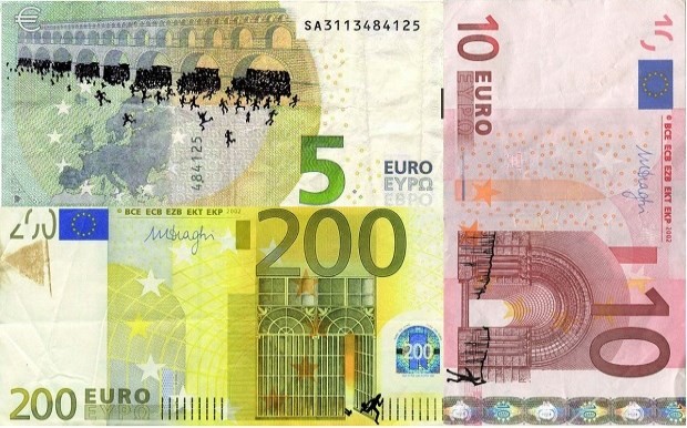 Ζωγραφίζει την ελληνικη κρίση πάνω στα ευρώ – ΦΩΤΟ