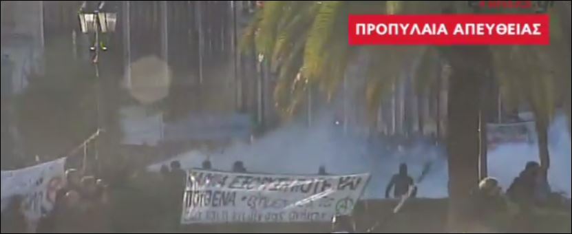 Η έφοδος στην πρυτανεία και η “μάχη” με τα ΜΑΤ – ΒΙΝΤΕΟ