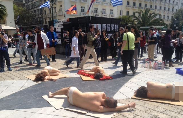 Γυμνή διαμαρτυρία στο κέντρο της Θεσσαλονίκης- ΦΩΤΟ