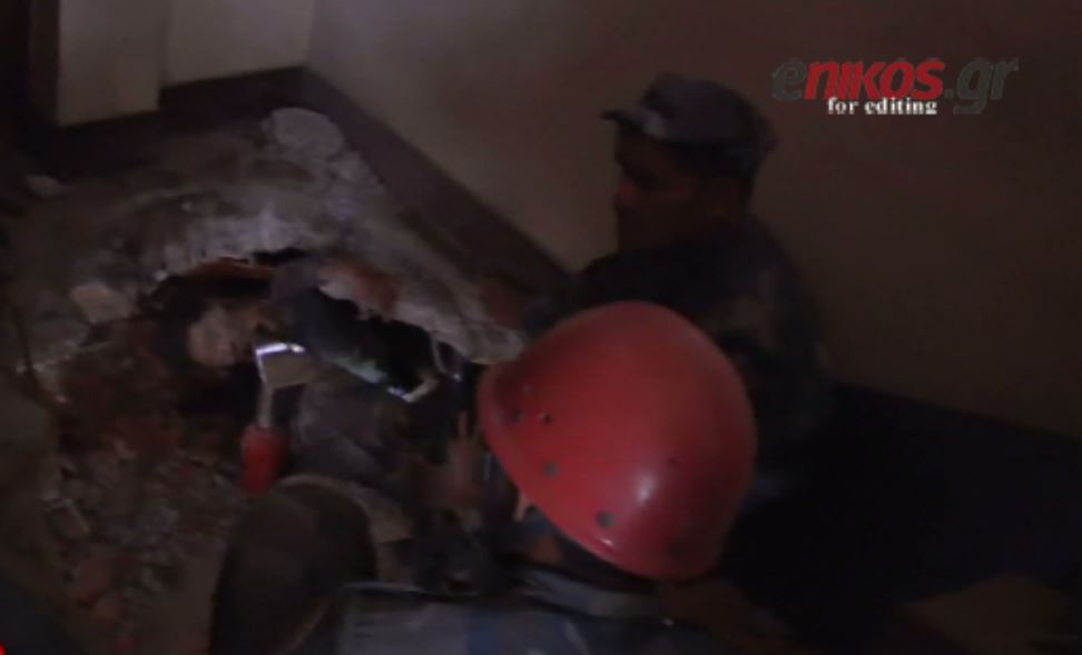 Νεπάλ – Οι διασώστες σκάβουν με τα χέρια στα συντρίμμια – ΒΙΝΤΕΟ