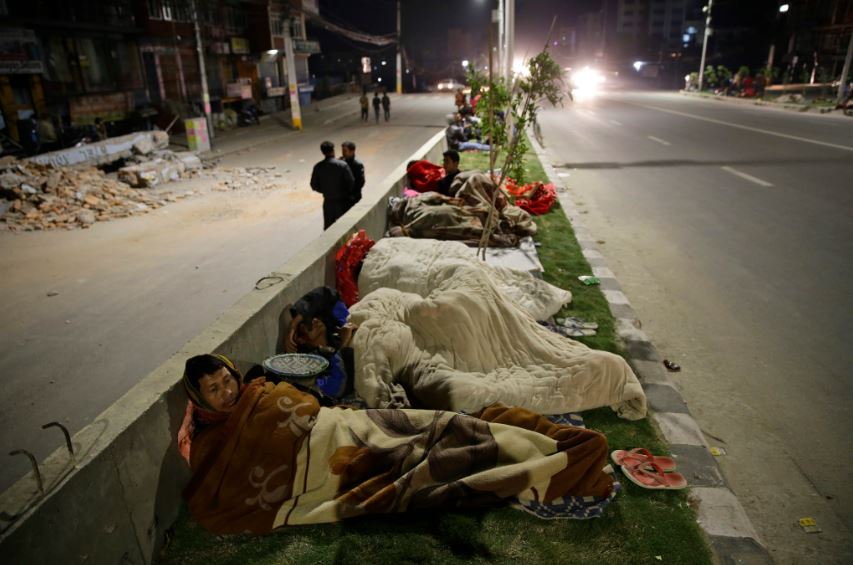 Στους δρόμους κοιμούνται οι κάτοικοι του Κατμαντού – ΦΩΤΟ