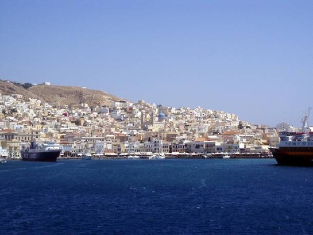 Στο λιμάνι της Σύρου το οχηματαγωγό «Μύκονος»