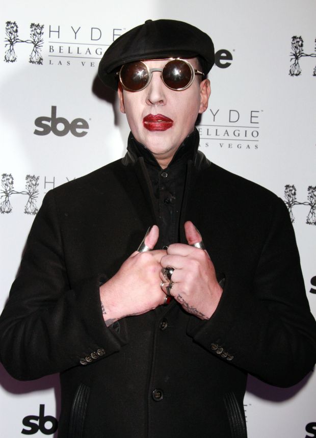 Γροθιά από άγνωστο στον Μέριλιν Μάνσον