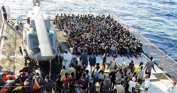 Ναυλώνουν πλοίο για να «μαζεύει» μετανάστες από νησιά