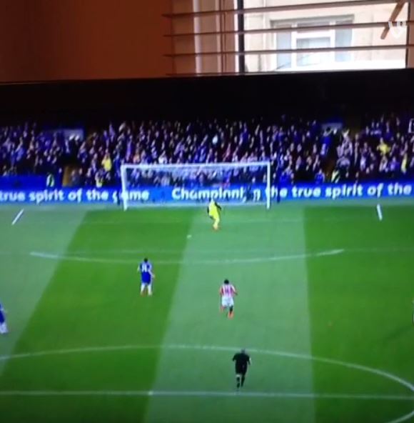 Σκόραρε πίσω από τη σέντρα – ΒΙΝΤΕΟ