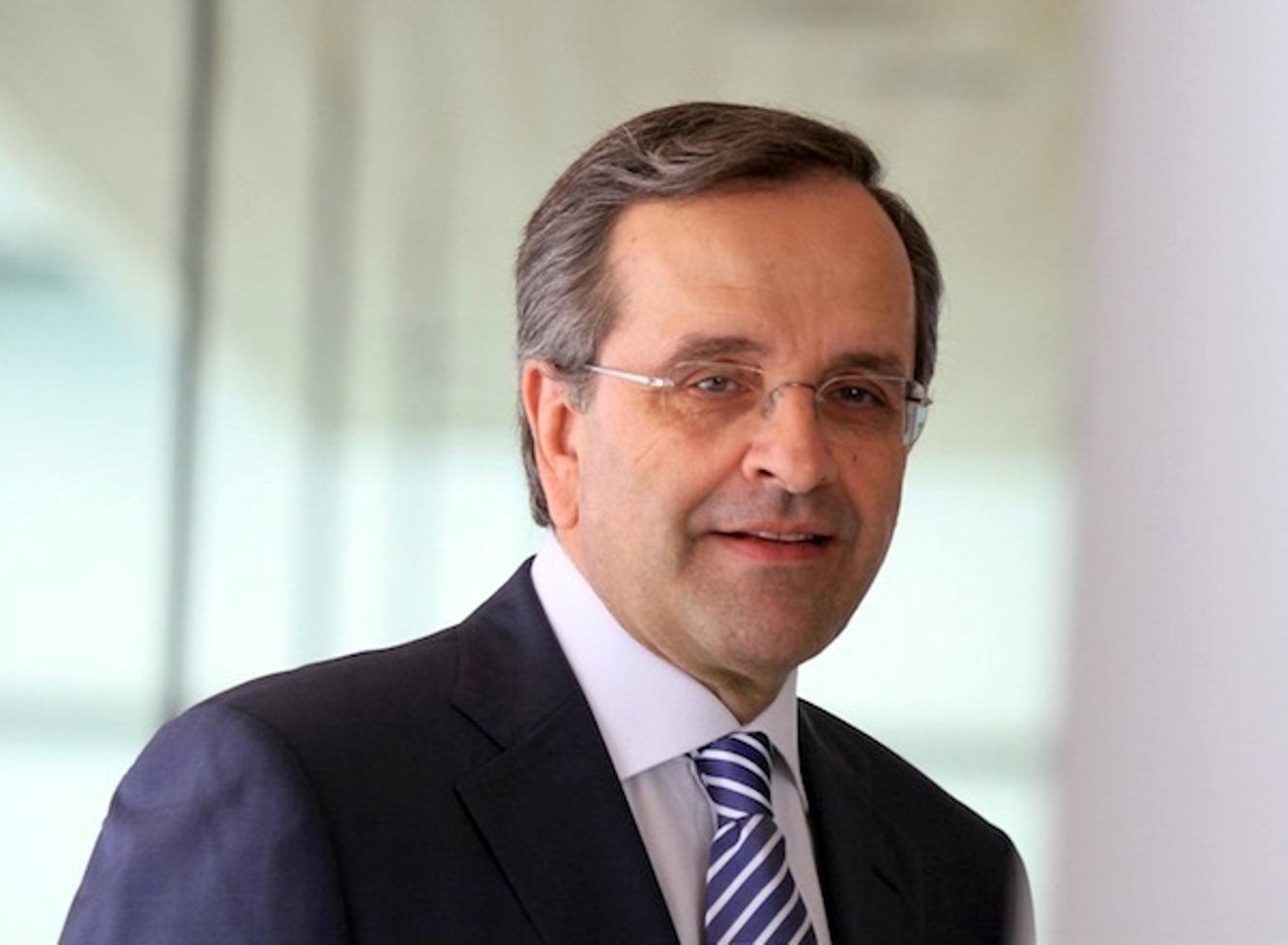 Τα χαμόγελα του Σαμαρά με τους βουλευτές της ΝΔ στη Βουλή – ΦΩΤΟ