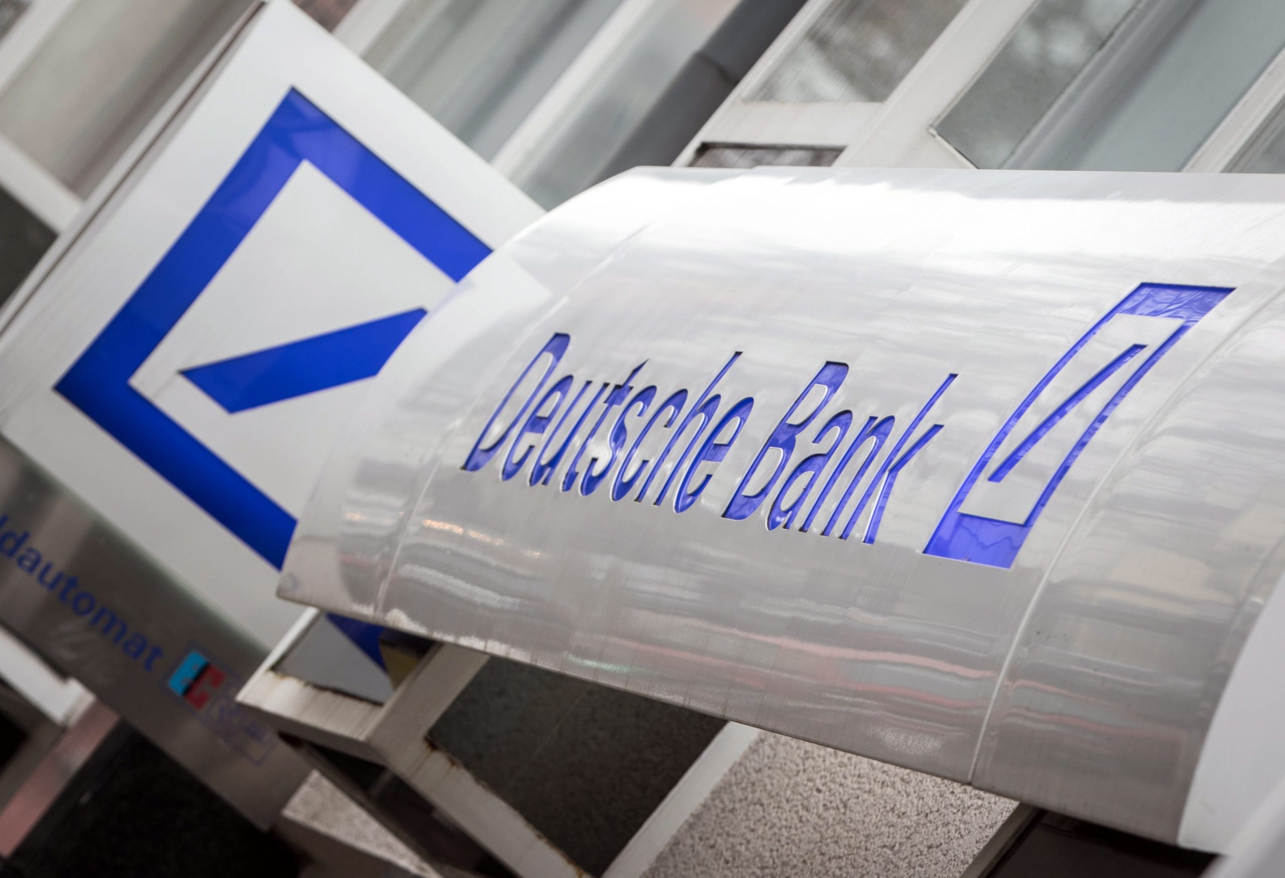 Η Deutsche Bank πουλάει την Postbank