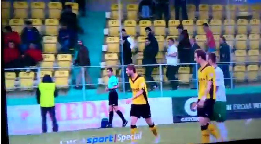 Η φάρσα στον επόπτη από τους… θεατές – ΒΙΝΤΕΟ