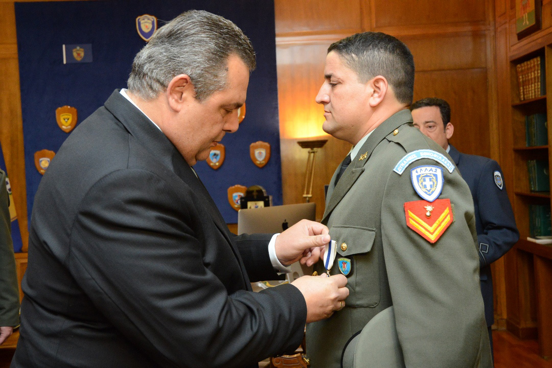Μετάλλιο στον λοχία που διέσωσε μετανάστες στην Ρόδο – ΦΩΤΟ