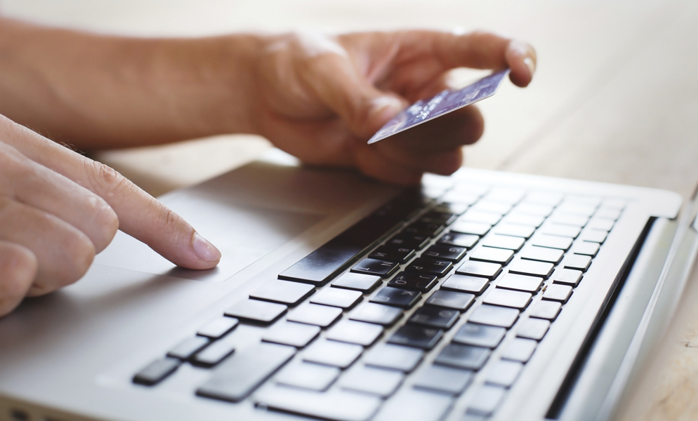 Έκλεψε την πιστωτική του αδερφού του και έκανε αγορές στο διαδίκτυο