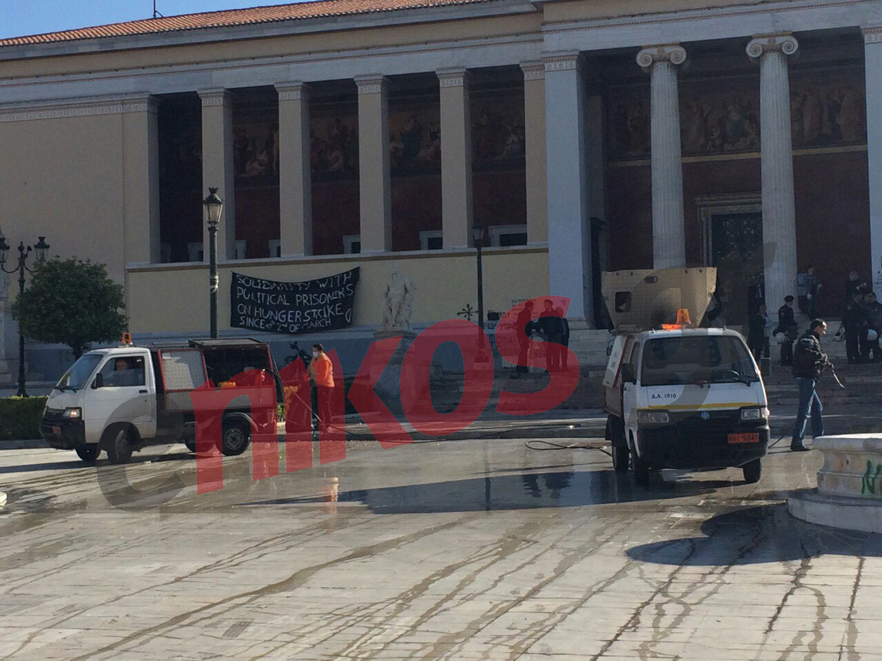 Καθαρίζουν το χώρο μπροστά από την πρυτανεία – ΦΩΤΟ