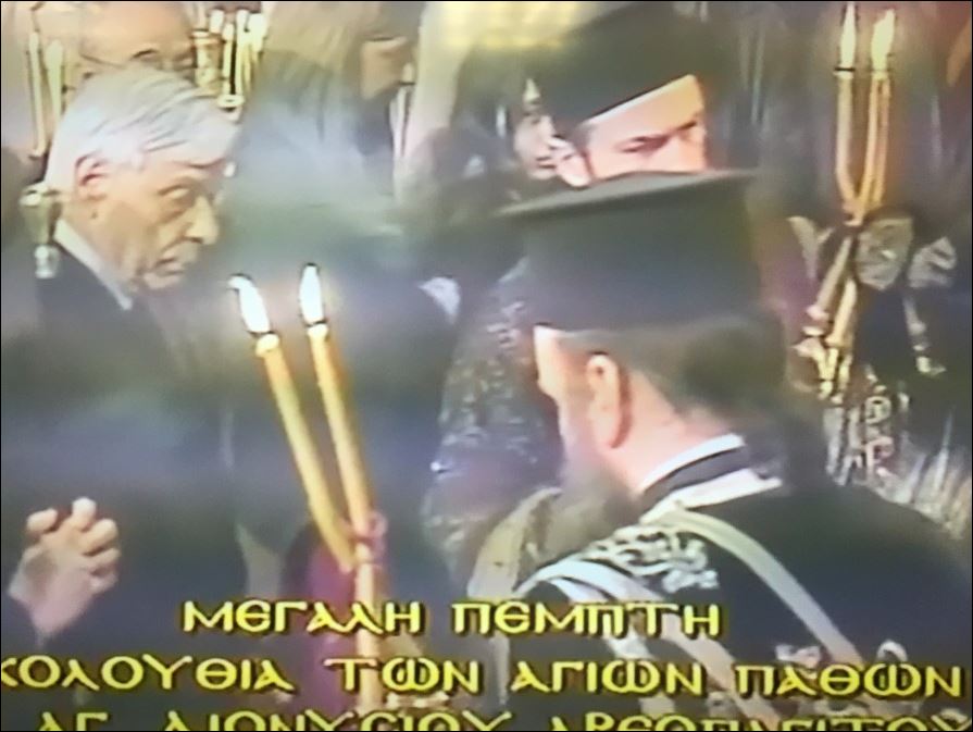 ‘Ορθιος μαζί με τους πιστούς ο Πρόεδρος της Δημοκρατίας – ΦΩΤΟ