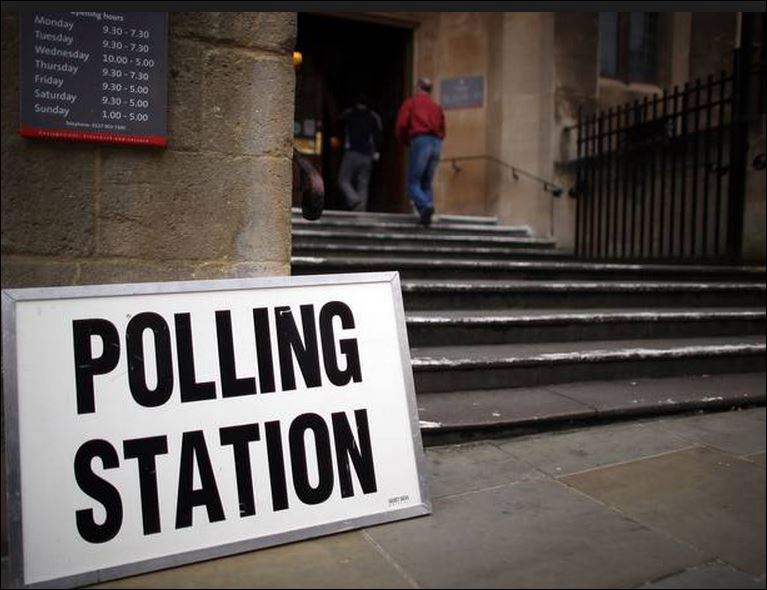 Εκλογικό ντέρμπι δείχνουν οι δημοσκοπήσεις στην Βρετανία