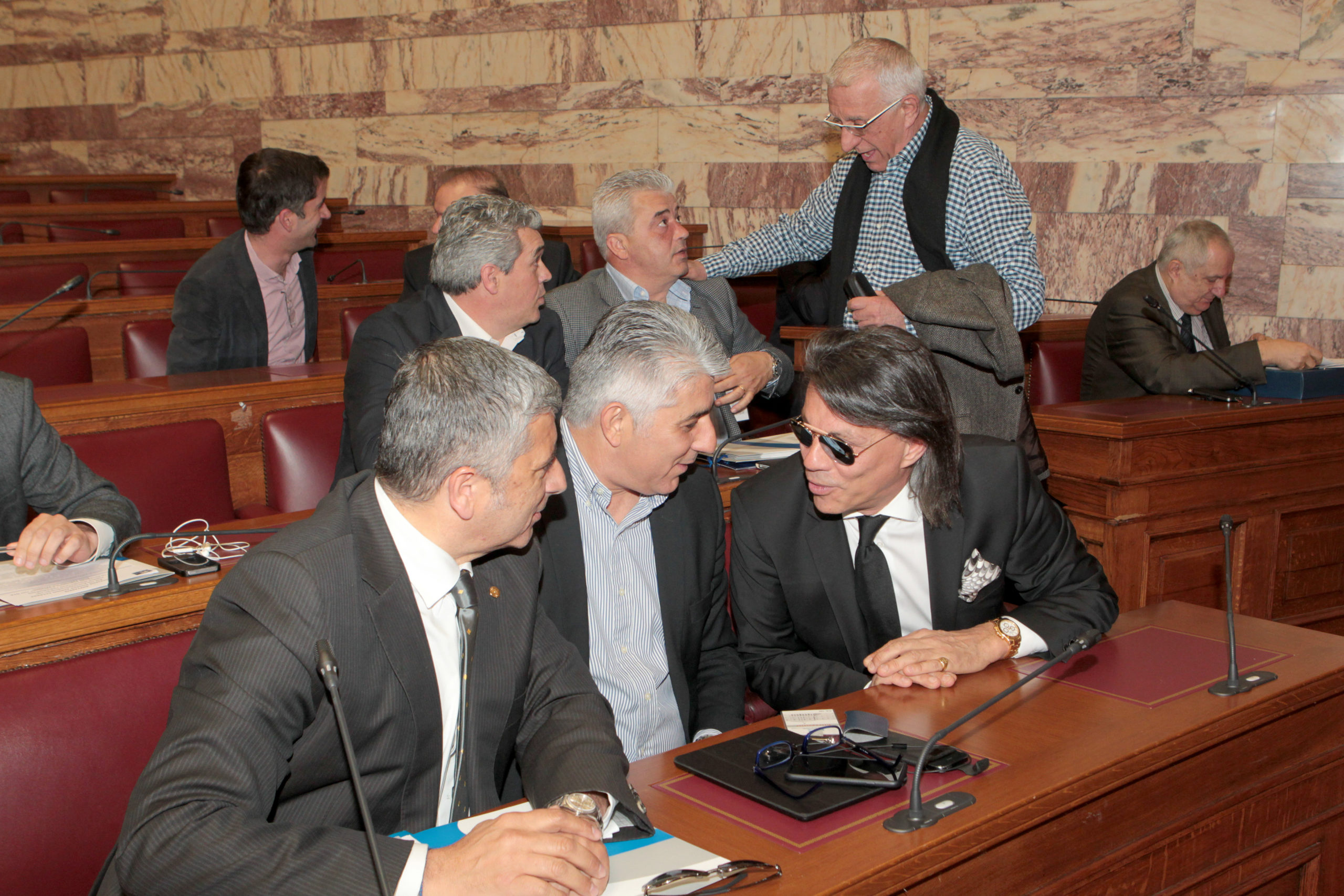 «Πόλος έλξης» ο Ψινάκης στη Βουλή – Πηγαδάκια με βουλευτές – ΦΩΤΟ