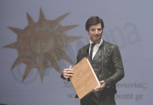 Διχάζει ο Σάκης Ρουβάς που θα ερμηνεύσει Μίκη Θεοδωράκη