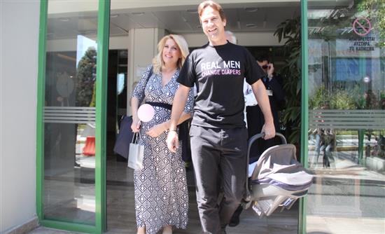 Η έξοδος της Ελένης Μενεγάκη από το μαιευτήριο – ΦΩΤΟ