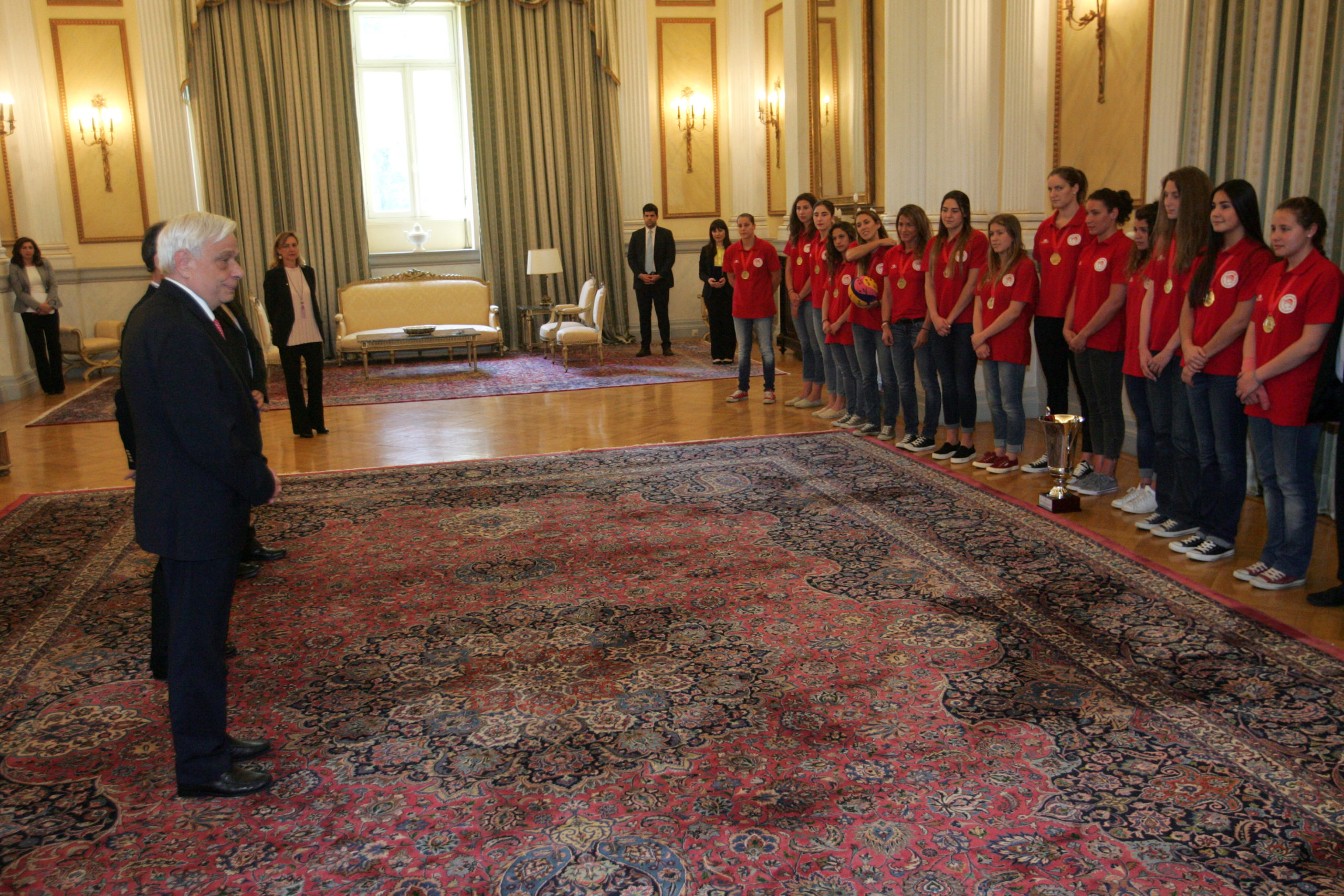 Οι πρωταθλήτριες Ευρώπης του πόλο συναντήθηκαν με τον Παυλόπουλο- ΦΩΤΟ