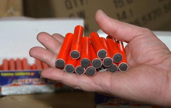 Πετούσε κροτίδες από το Ι.Χ. του…