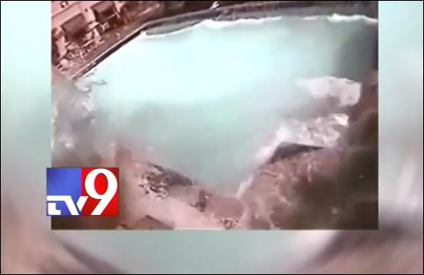 “Τσουνάμι” σε πισίνα προκάλεσε ο σεισμός στο Νεπάλ – ΒΙΝΤΕΟ