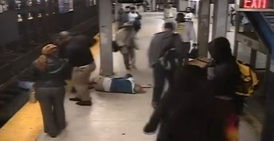 Νεαρός σώζει ηλικιωμένο που έπεσε στις ράγες του τρένου – ΒΙΝΤΕΟ