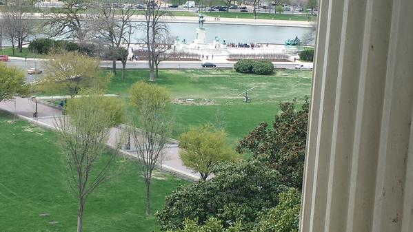 Μικρό ελικόπτερο προσγειώθηκε στον κήπο του Καπιτωλίου – ΦΩΤΟ