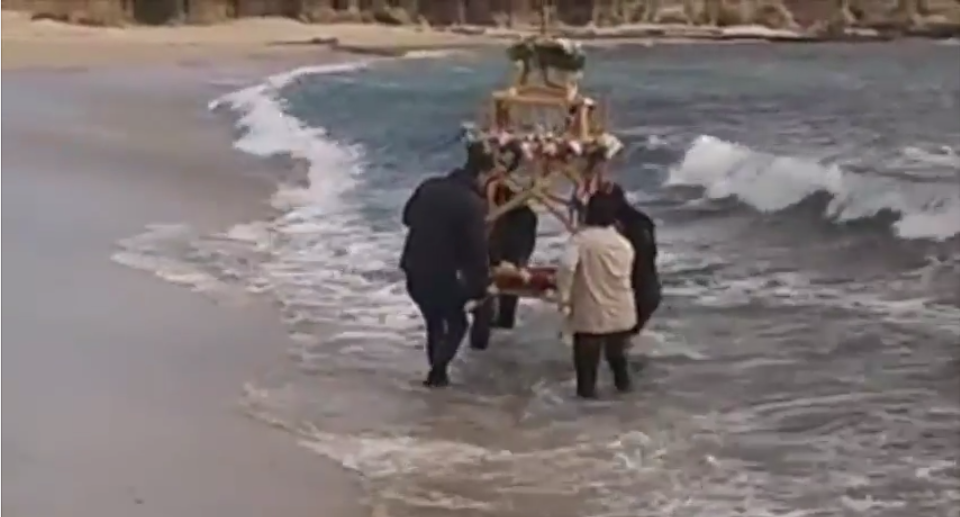 Περιφορά Επιταφίου στη θάλασσα- ΒΙΝΤΕΟ-ΦΩΤΟ