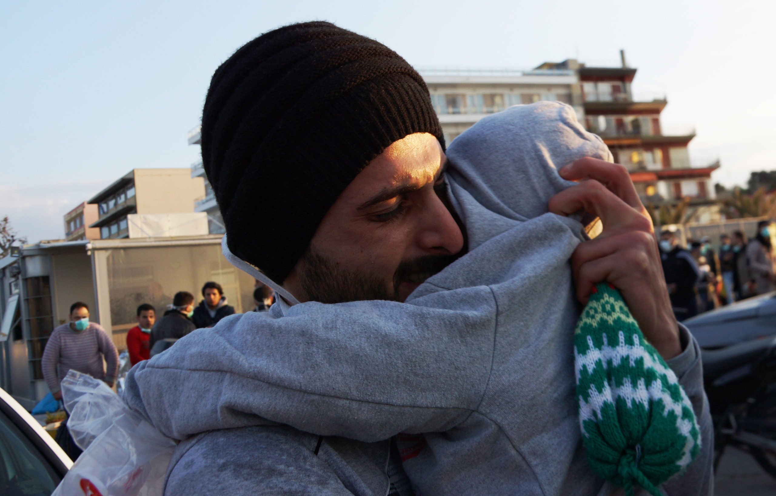 Μετανάστες αποβιβάζονται στο λιμάνι της Μυτιλήνης – ΦΩΤΟ