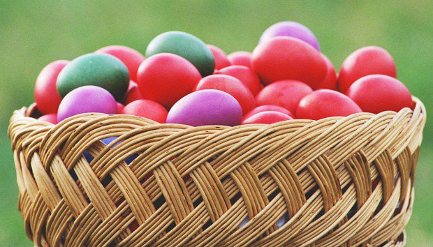 Έτσι θα βάψεις τα αυγά χωρίς να σπάσουν