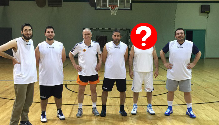 O πρώην υπουργός φόρεσε αθλητικά και έπαιξε μπάσκετ – ΦΩΤΟ