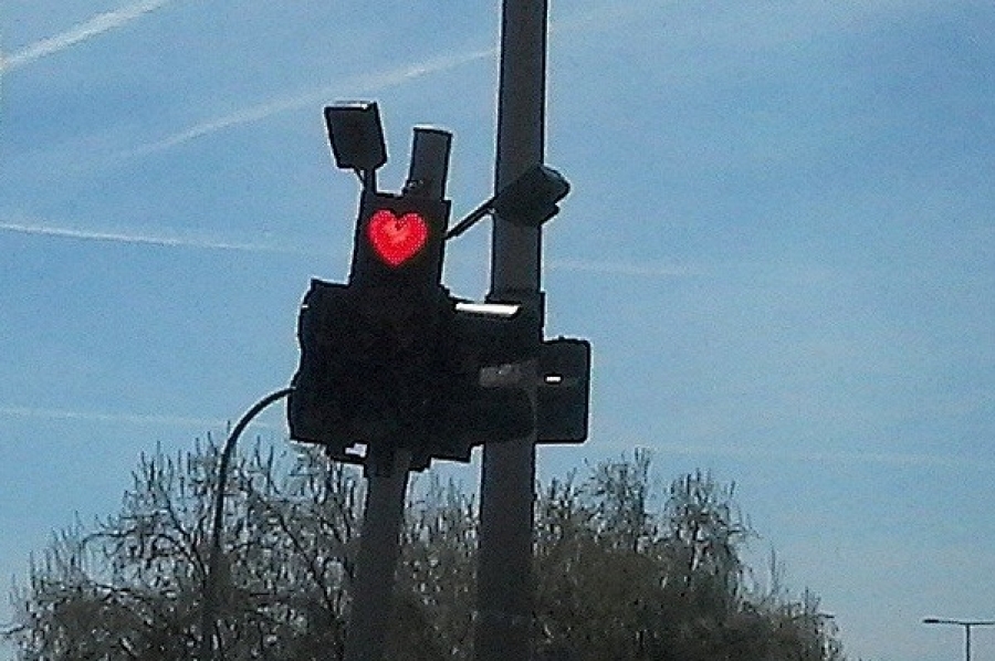 Τα φανάρια στην Καβάλα δείχνουν… καρδιές – ΦΩΤΟ