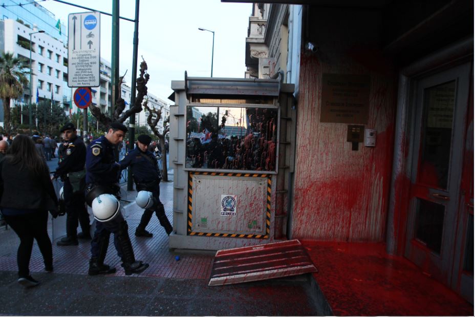 Διαδηλωτές του ΠΑΜΕ πέταξαν μπογιές στο κτίριο της ΕΕ – ΦΩΤΟ