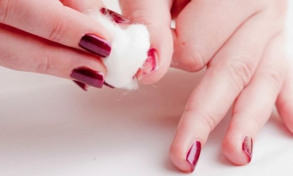 Πήρε φωτιά την ώρα που ξέβαφε τα νύχια της