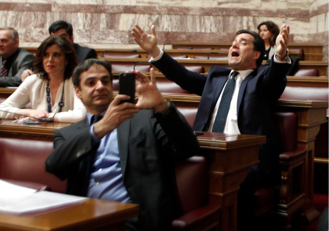 Μητσοτάκης και Άδωνις δεν αποχωρίζονται τα κινητά τους – ΦΩΤΟ